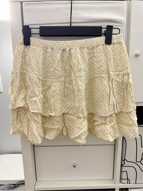 Brandy Melville Women’s Cream Ruffled Mini Skirt